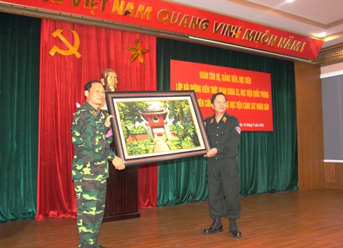 Đồng chí Nguyễn Xuân Yêm, Giám đốc Học viện CSND tặng quà lưu niệm cho đoàn đại biểu
